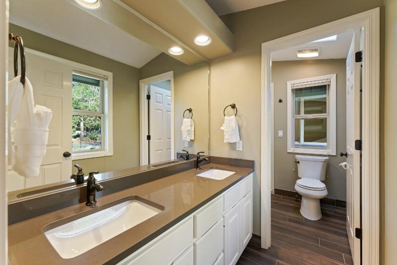 Bright Retreat Hot Tub Plus SHARC Access - image 4