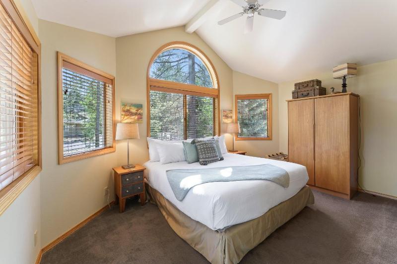 Sunriver Golf Views Hot Tub Escape - image 20