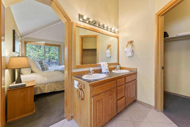 Sunriver Golf Views Hot Tub Escape - image 35