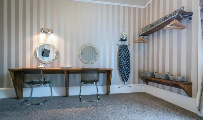 Twin Room image 3