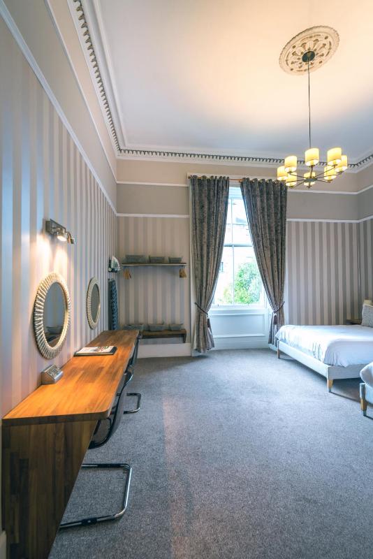 Twin Room image 4