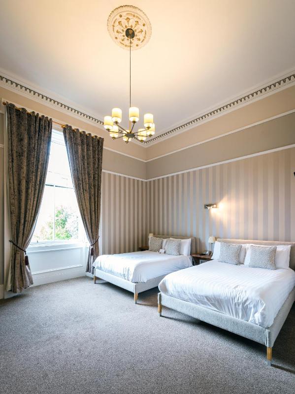 Twin Room image 2