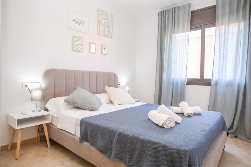 Laura Modern sunny apartment in quiet area - image 12