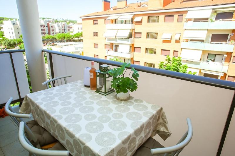 Laura Modern sunny apartment in quiet area - image 2
