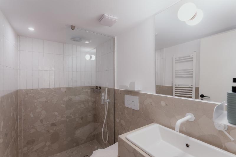 Cozy 2BR Apartment Warm Bright & Steps to Metro - image 4