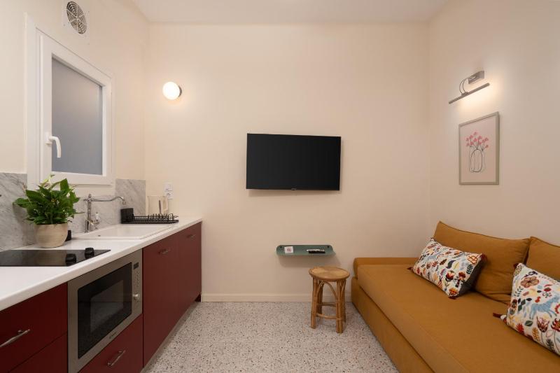 Cozy 1BR Apt near Acropolis & Metro In Koukaki - image 11
