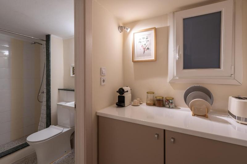 Cozy 1BR Apt near Acropolis & Metro In Koukaki - image 5