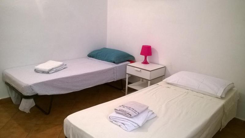 Economy Twin Room image 3