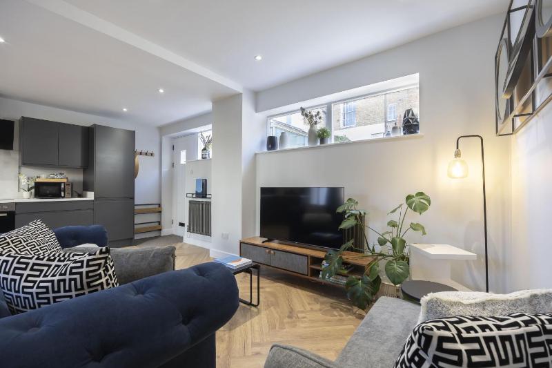 Stunning and Contemporary 2 Bed Home in Lansdown - image 21