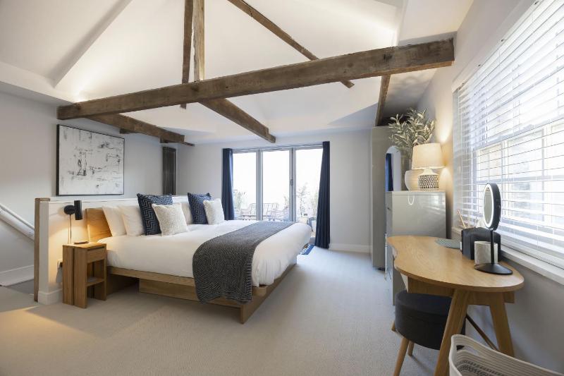 Stunning and Contemporary 2 Bed Home in Lansdown - image 13