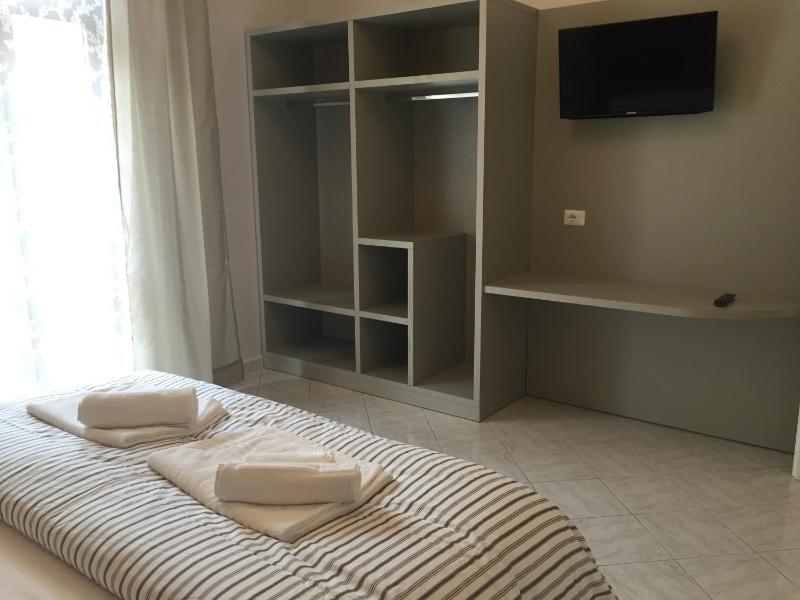 One-Bedroom Apartment image 3
