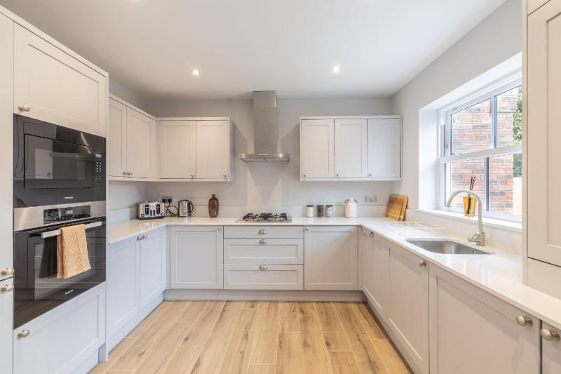 4 Bed House in Coventry City Centre by ARP HOMES Driveway & Garage Big Garden Ideal for Contractors Families and Long Stays - image 10
