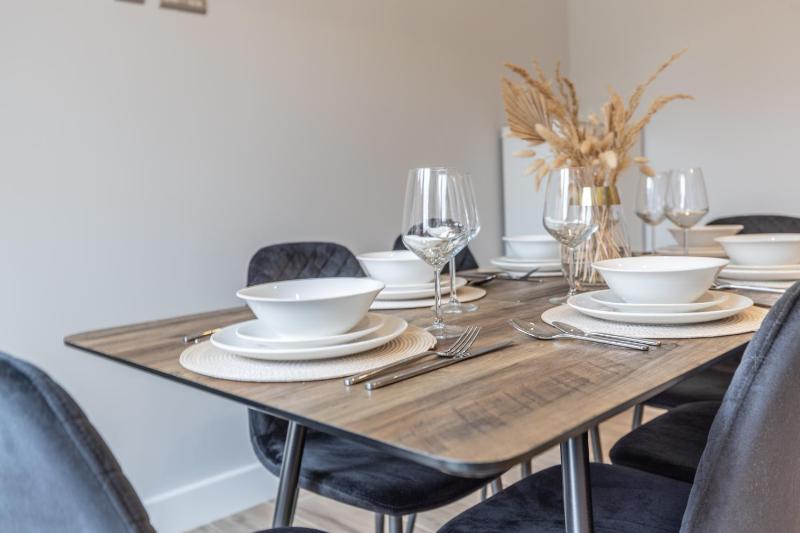 4 Bed House in Coventry City Centre by ARP HOMES Driveway & Garage Big Garden Ideal for Contractors Families and Long Stays - image 7