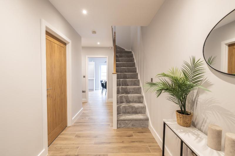 4 Bed House in Coventry City Centre by ARP HOMES Driveway & Garage Big Garden Ideal for Contractors Families and Long Stays - image 25