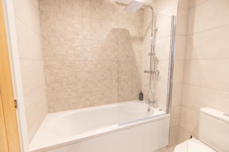 4 Bed House in Coventry City Centre by ARP HOMES Driveway & Garage Big Garden Ideal for Contractors Families and Long Stays - image 21