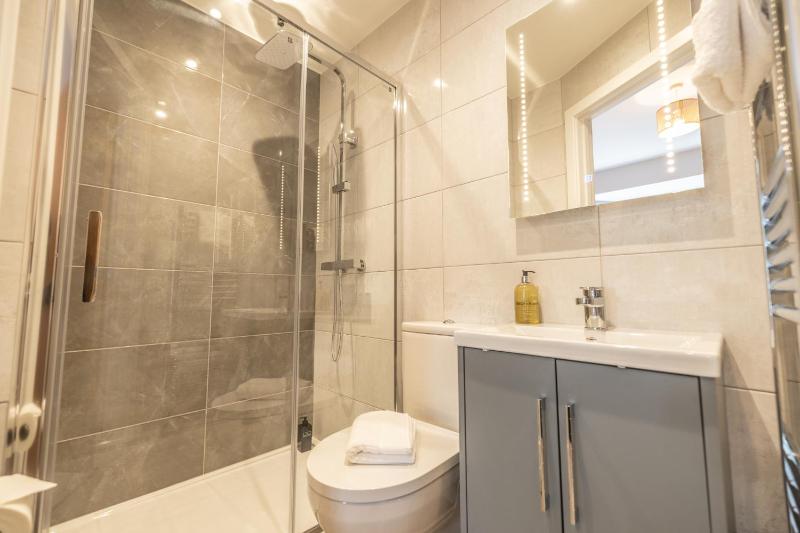 4 Bed House in Coventry City Centre by ARP HOMES Driveway & Garage Big Garden Ideal for Contractors Families and Long Stays - image 22