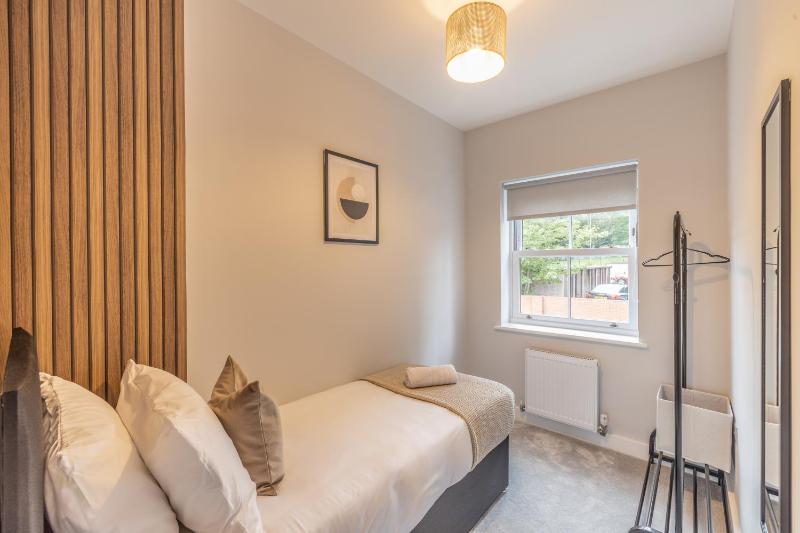 4 Bed House in Coventry City Centre by ARP HOMES Driveway & Garage Big Garden Ideal for Contractors Families and Long Stays - image 6