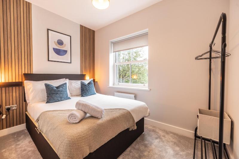4 Bed House in Coventry City Centre by ARP HOMES Driveway & Garage Big Garden Ideal for Contractors Families and Long Stays - image 19