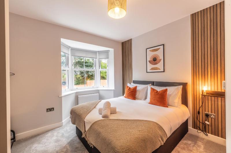 4 Bed House in Coventry City Centre by ARP HOMES Driveway & Garage Big Garden Ideal for Contractors Families and Long Stays - image 14