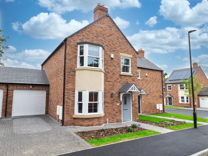 4 Bed House in Coventry City Centre by ARP HOMES Driveway & Garage Big Garden Ideal for Contractors Families and Long Stays - image 20