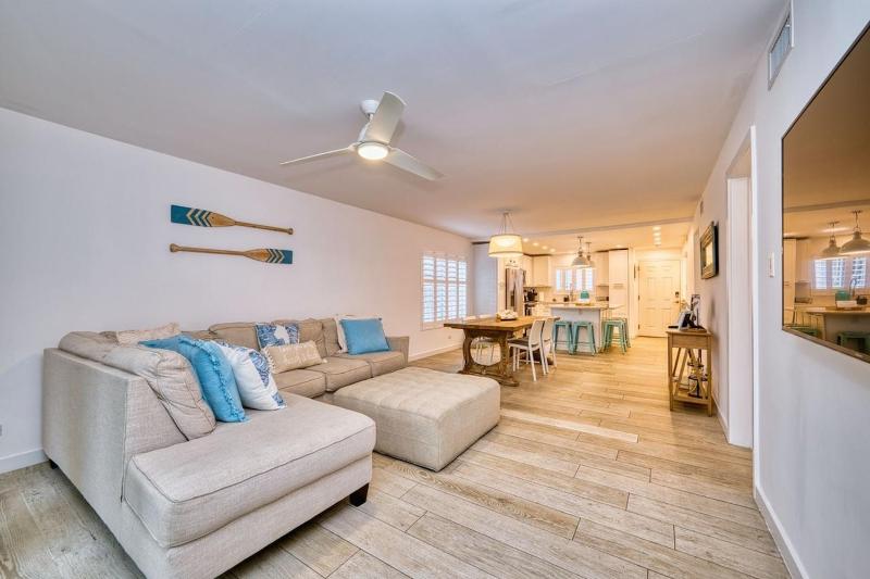 Beautiful Modern Condo on 7 Mile Beach - image 16