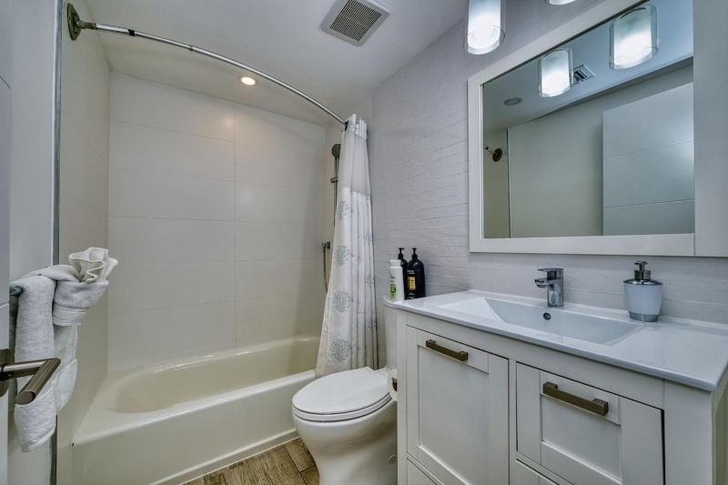 Beautiful Modern Condo on 7 Mile Beach - image 4