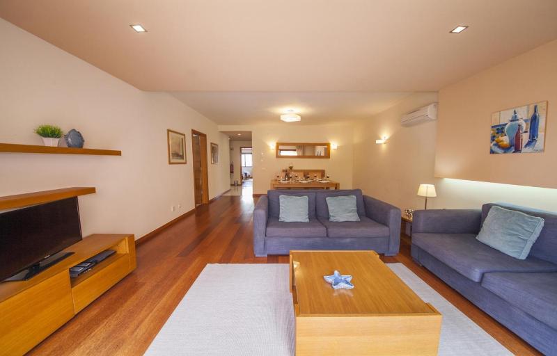 B27 - LuzBay 2 Bed Apartment - image 4