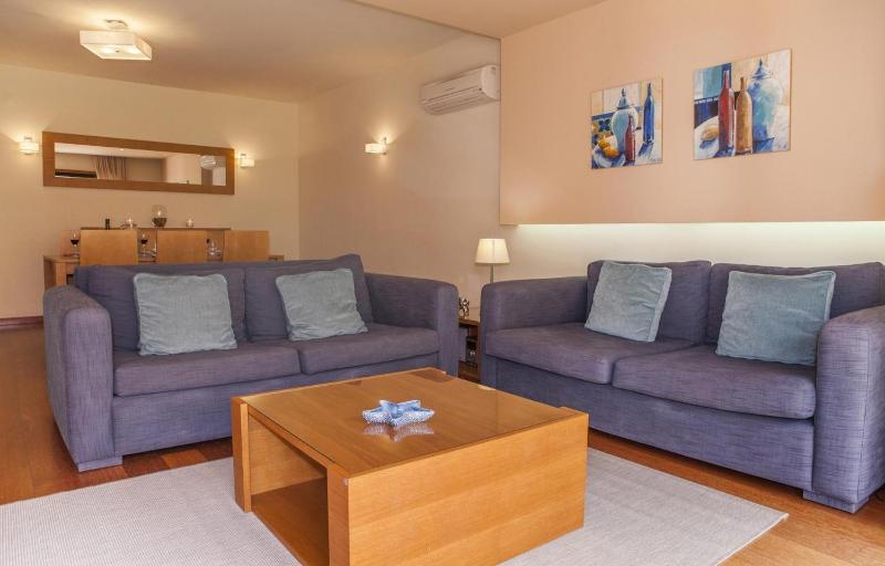 B27 - LuzBay 2 Bed Apartment - image 10