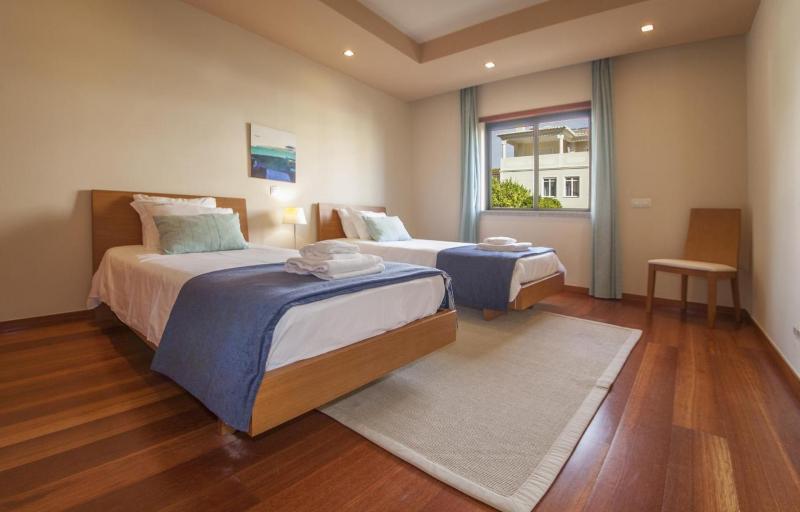 B27 - LuzBay 2 Bed Apartment - image 3