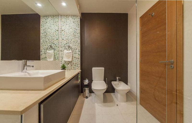 B27 - LuzBay 2 Bed Apartment - image 2