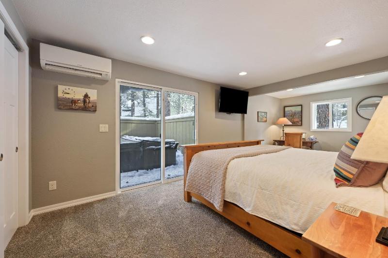 Sunriver Hot Tub Home with SHARC Passes - image 34