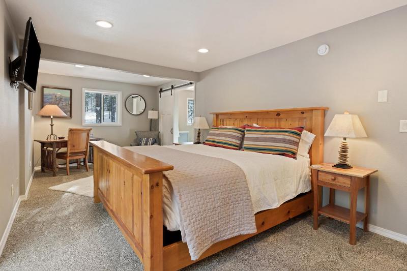 Sunriver Hot Tub Home with SHARC Passes - image 28
