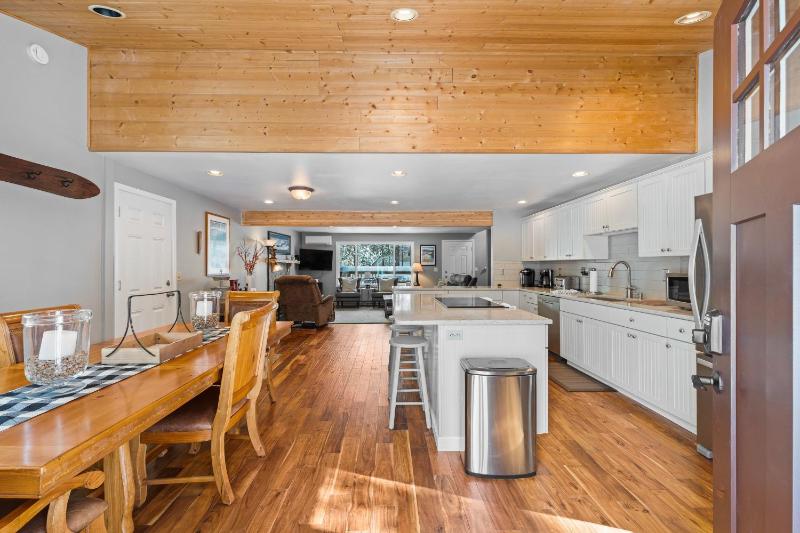 Sunriver Hot Tub Home with SHARC Passes - image 21