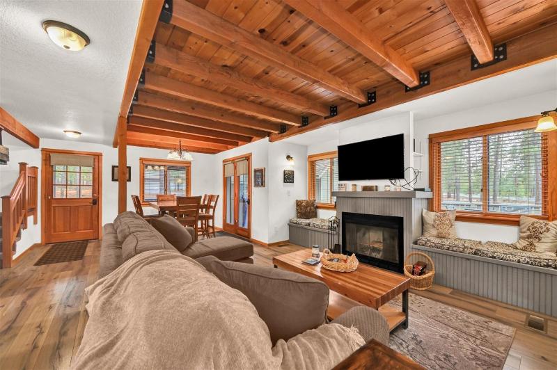 Otter Hot Tub Retreat Near SHARC - image 30