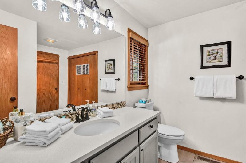 Otter Hot Tub Retreat Near SHARC - image 34
