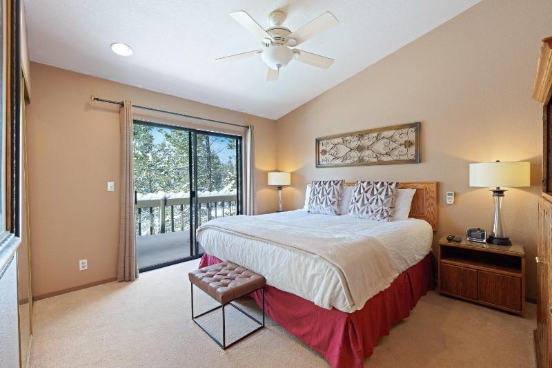 Umpqua with Golf Views Hot Tub & Ping Pong - image 17