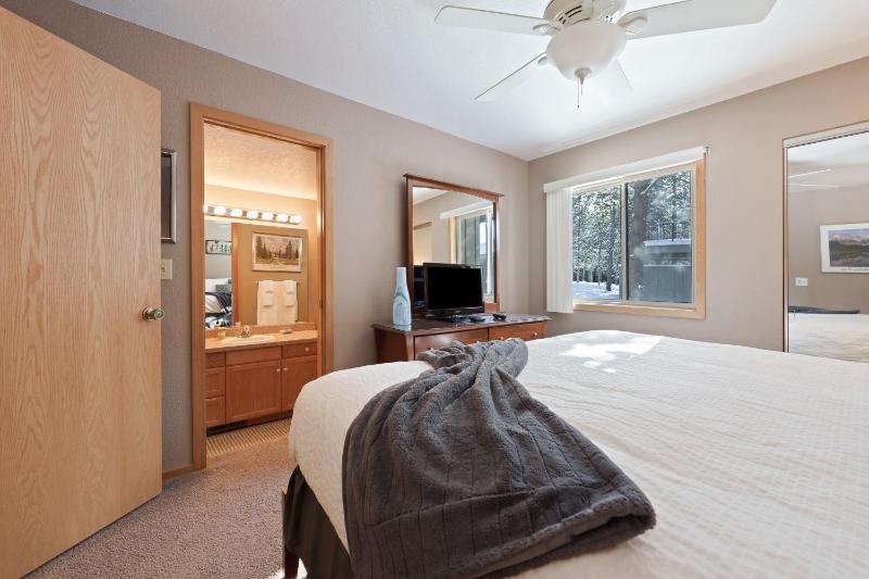 Umpqua with Golf Views Hot Tub & Ping Pong - image 11