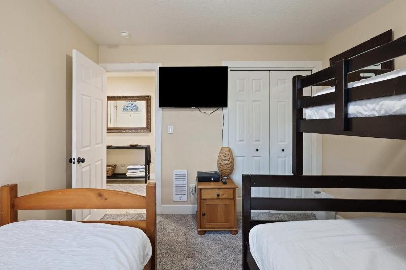 Abbot House Condo 4 with SHARC Passes - image 30