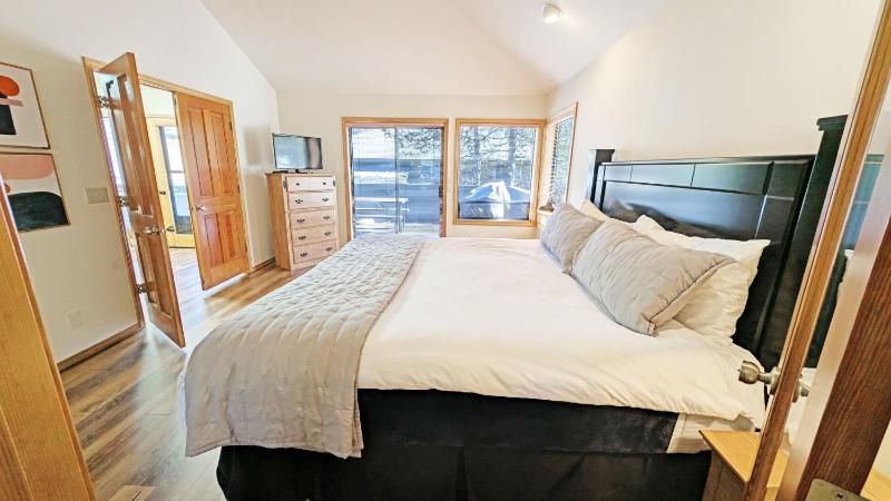 Alpine Hot Tub Retreat with SHARC Access - image 5