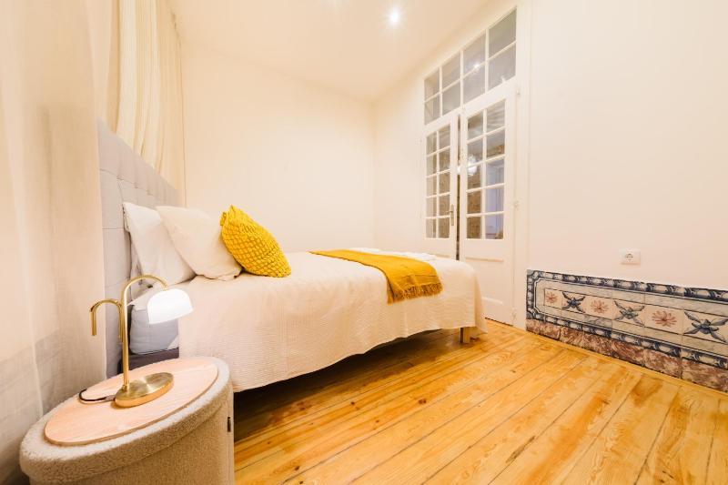 Stylish Central Lisbon 5BR Apartment wAC - image 8