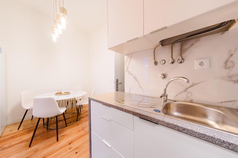 Stylish Central Lisbon 5BR Apartment wAC - image 3