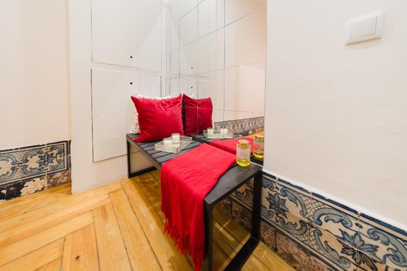 Stylish Central Lisbon 5BR Apartment wAC - image 2