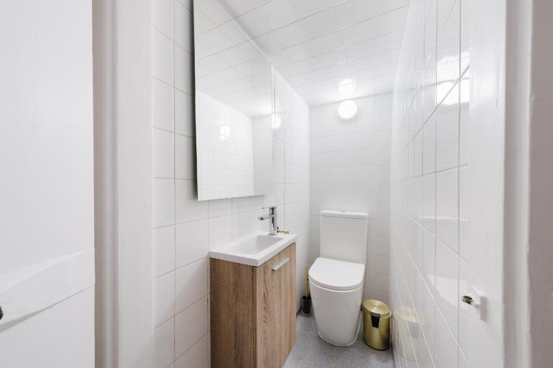 City Center Iconic 6BR Luxury Stay wAC - image 2