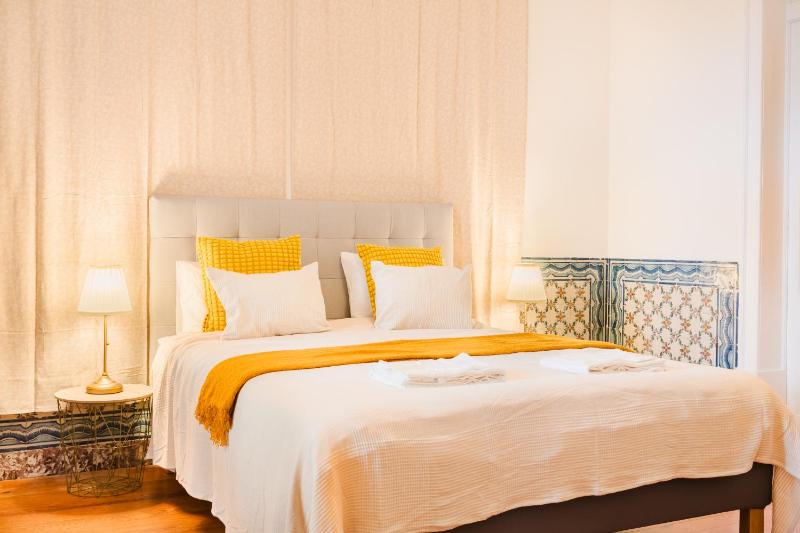 City Center Iconic 6BR Luxury Stay wAC - image 12