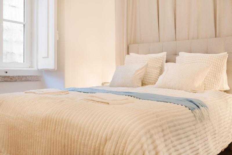 City Center Iconic 6BR Luxury Stay wAC - image 11