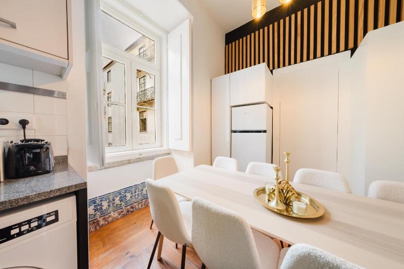 City Center Iconic 6BR Luxury Stay wAC - image 10