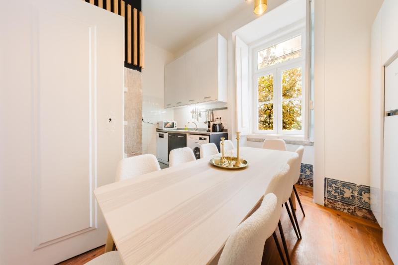 City Center Iconic 6BR Luxury Stay wAC - image 3
