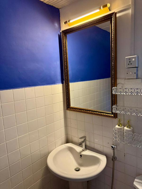 The Colony Hotel - image 10