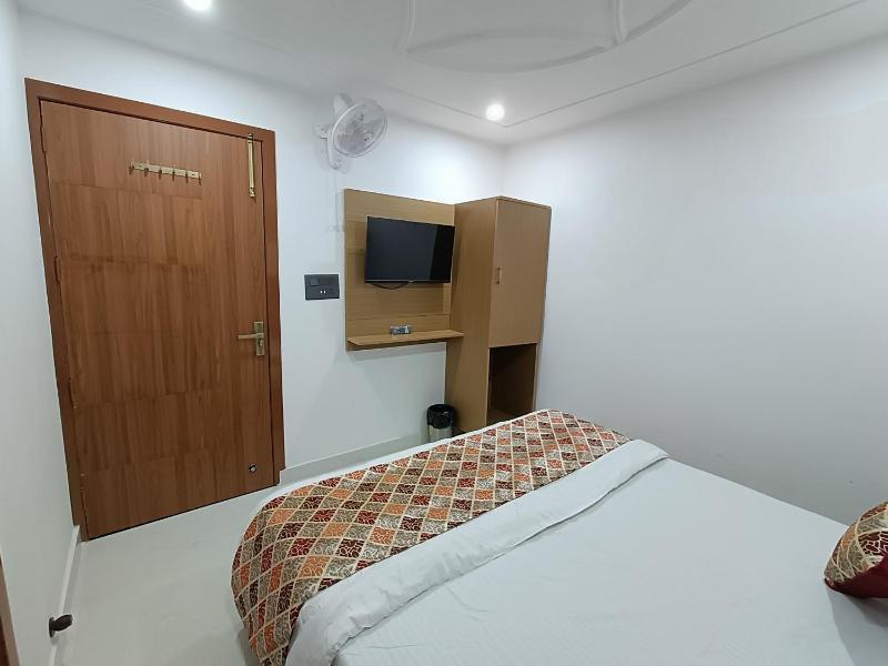 HOTEL UNIQUE KOMFORT - 3 mins walk from golden temple - image 8