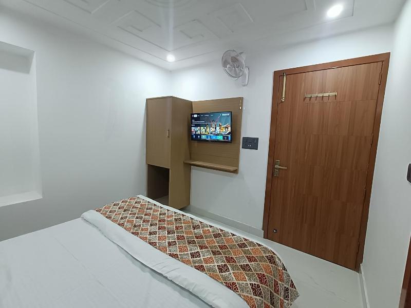 HOTEL UNIQUE KOMFORT - 3 mins walk from golden temple - image 16